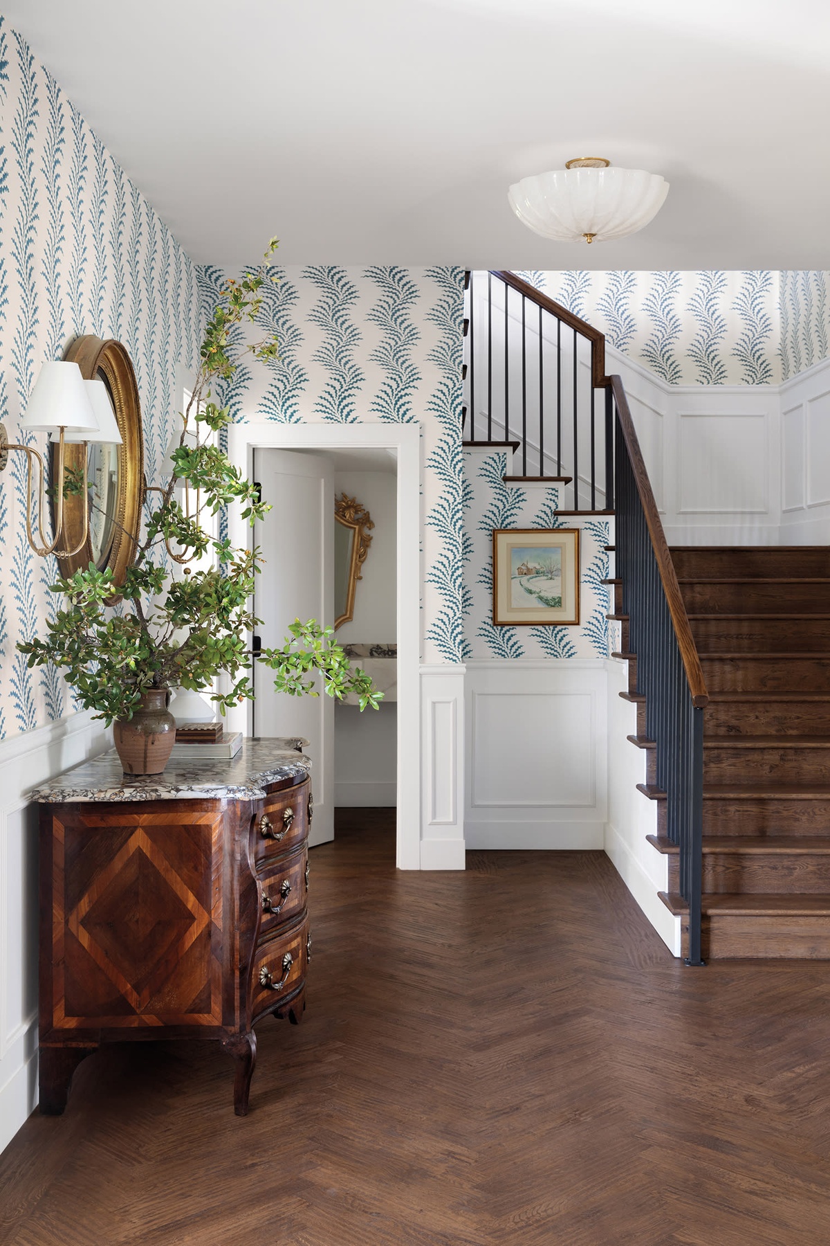 interessant gestalteter Hauseingang - viel Holz und gute Beleuchtung