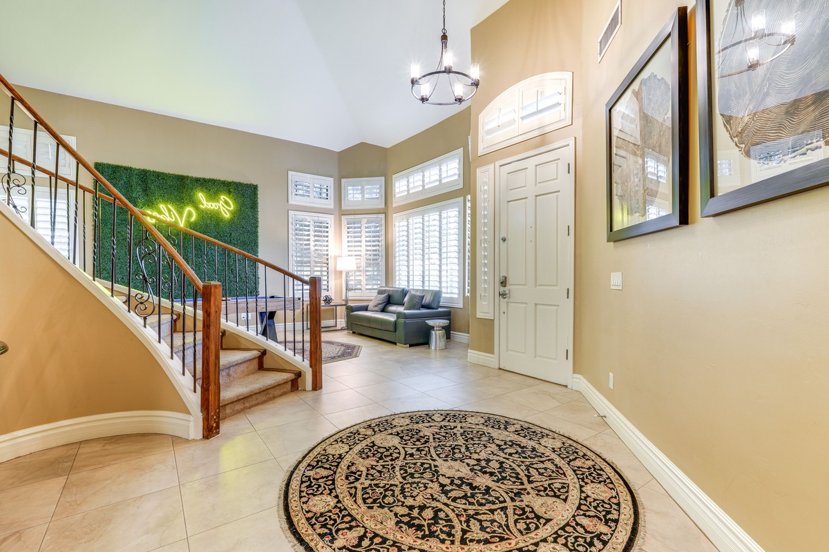 geräumiger Hauseingang mit rundem Teppich Wandgemälden und guter Beleuchtung