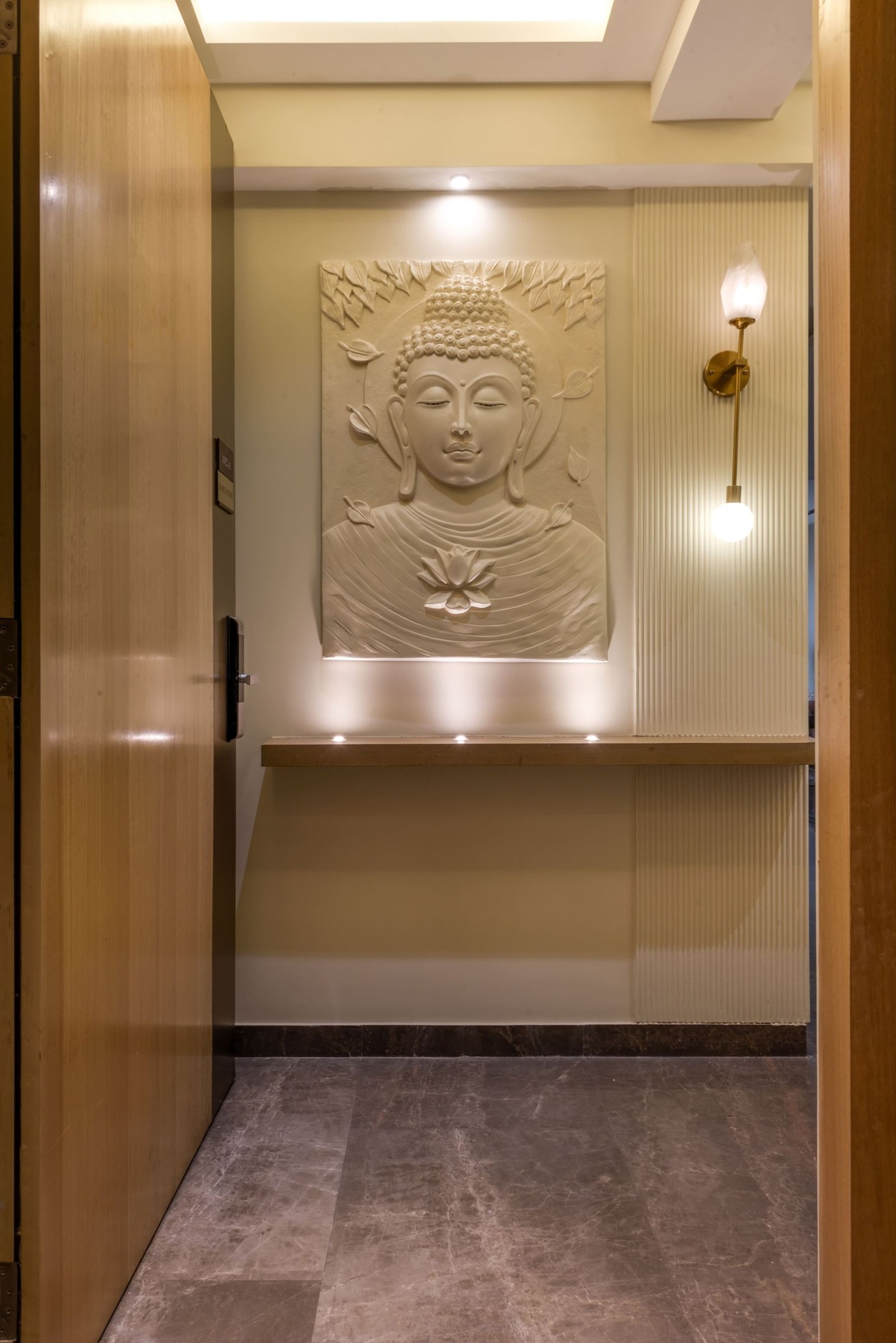 kleinen Hauseingang gestalten - integrierte Beleuchtung und Buddha Figur als Wanddeko