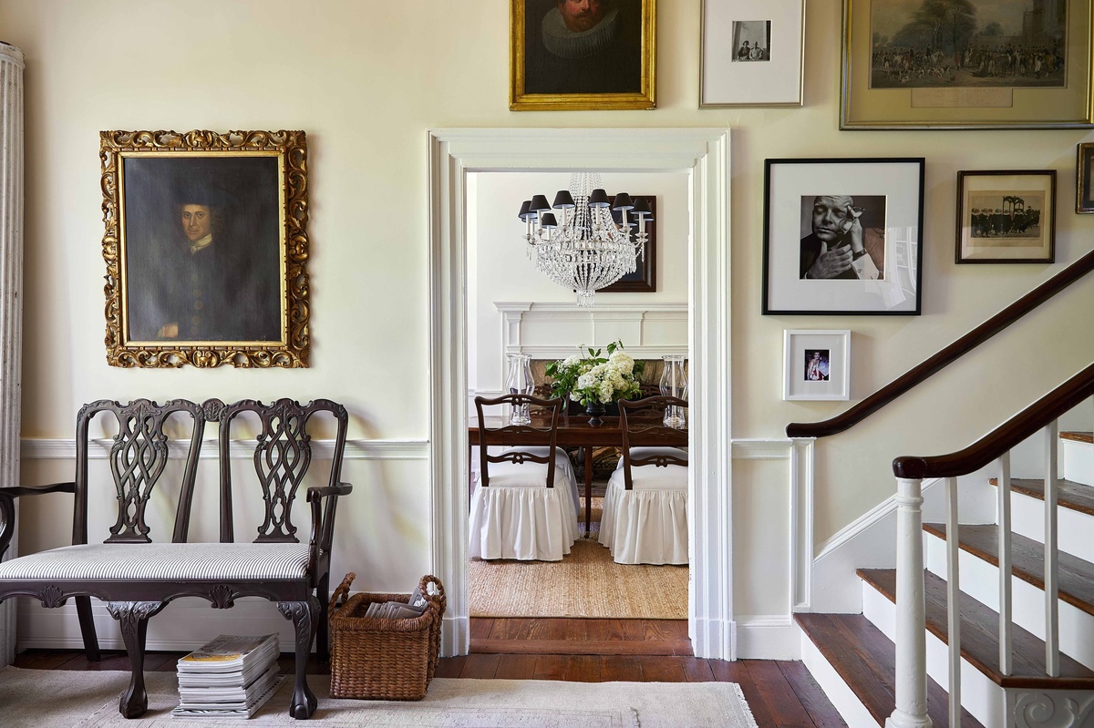Hauseingang im Retro Stil gestalten - Sitzbank, Wandgemälde und Treppe nach oben