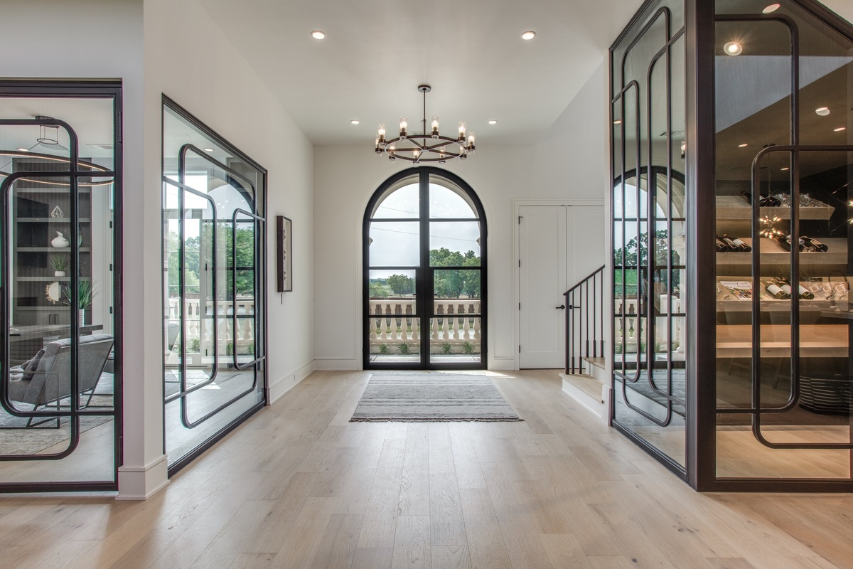 geräumiges Foyer mit Glastür und viel Tageslicht ohne Deko und Möbel