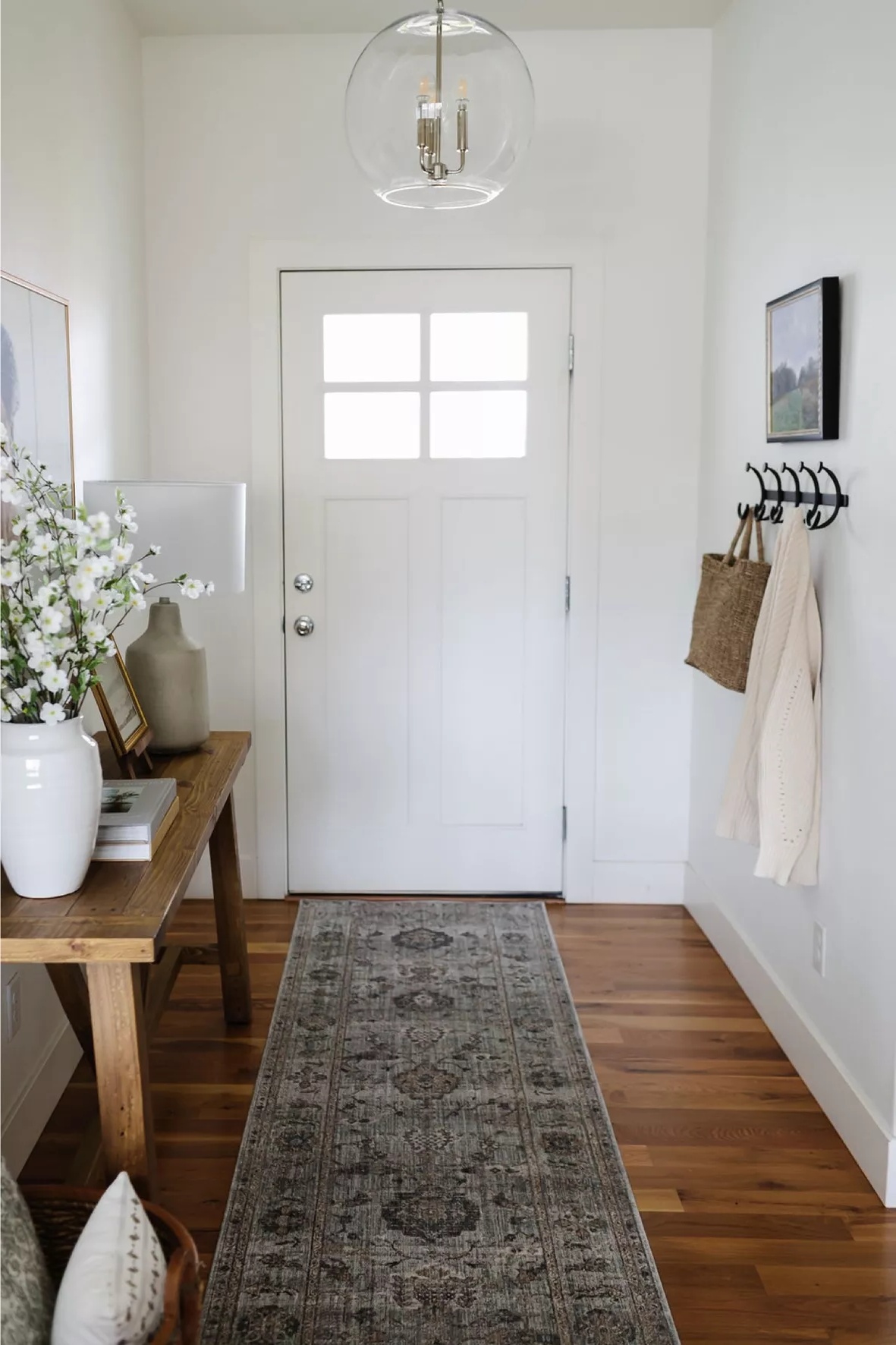 kleinen Hauseingang sehr bescheiden gestalten mit Läufer und Holztisch