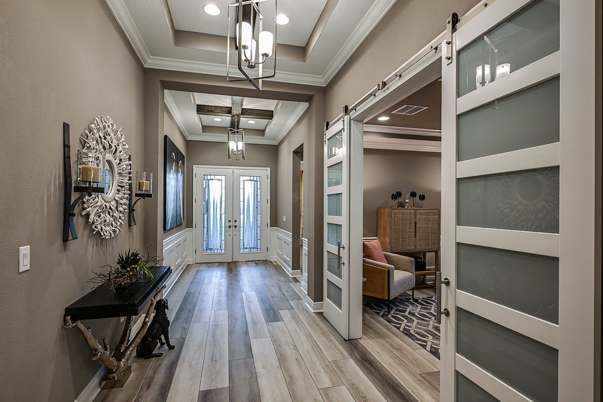 langes Foyer in Grau gestaltet mit stilvoller Deko