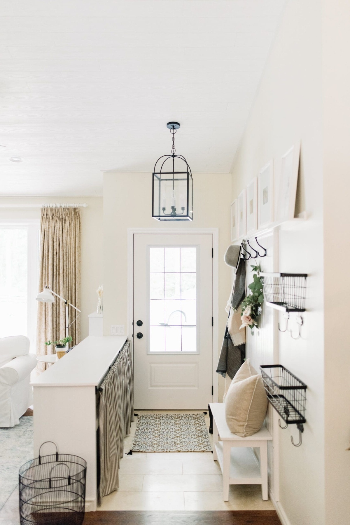 vom Hauseingang kommt man direkt ins Wohnzimmer - weiße Gestaltung