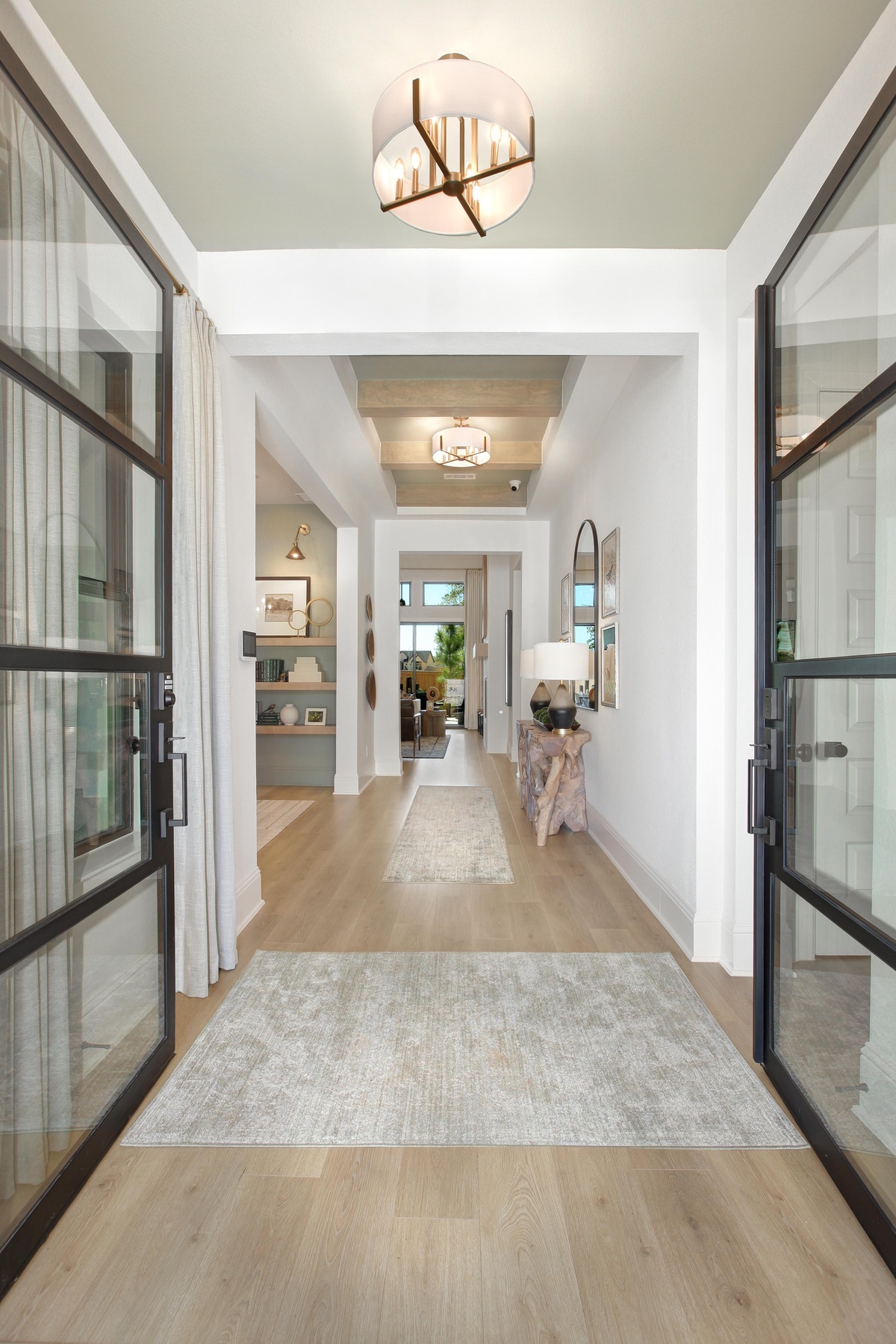 auffälliger Beistelltisch mit weißen Lampen im Foyer