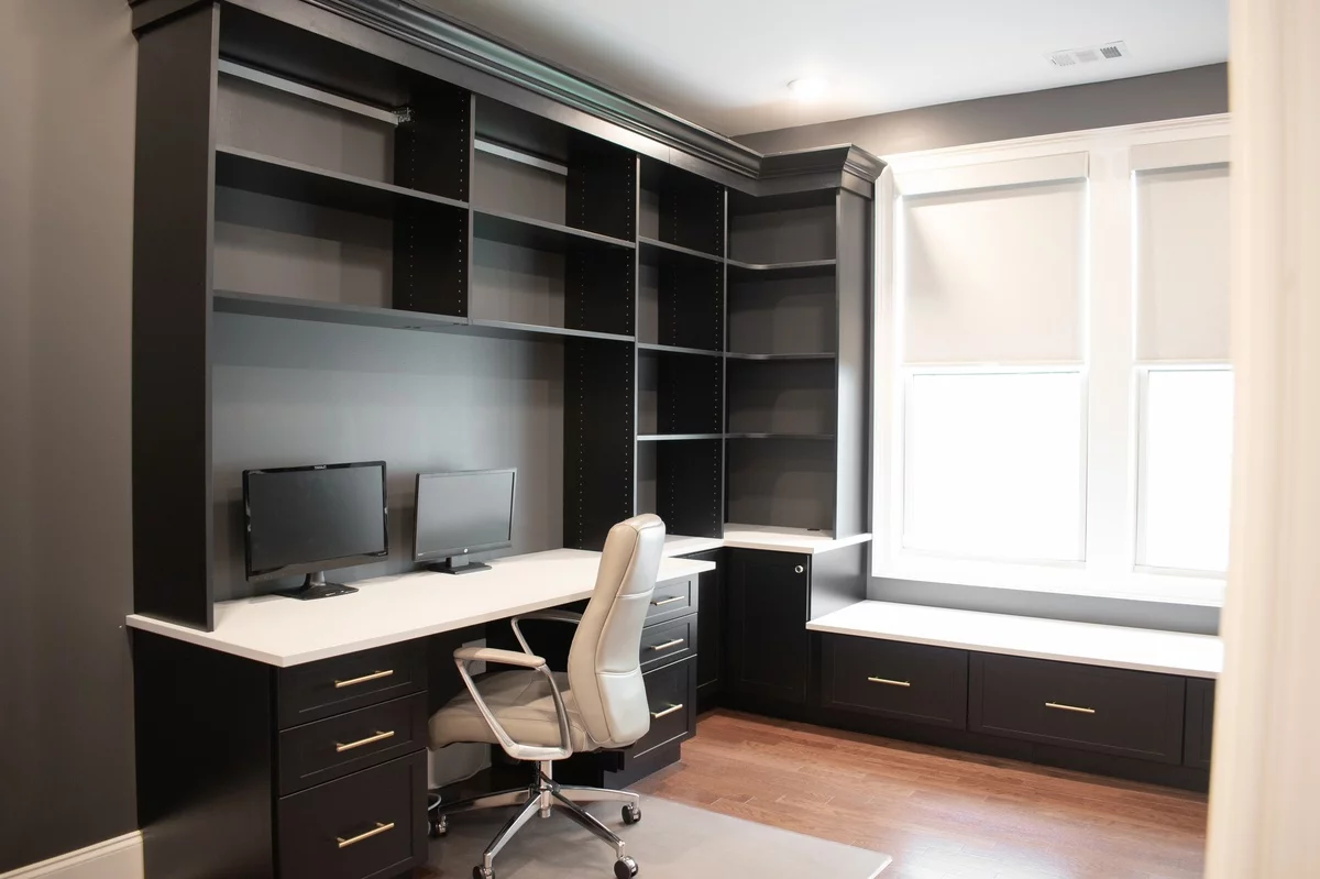 minimalistisches Arbeitszimmer nur in zwei Farben - Weiß und Schwarz 