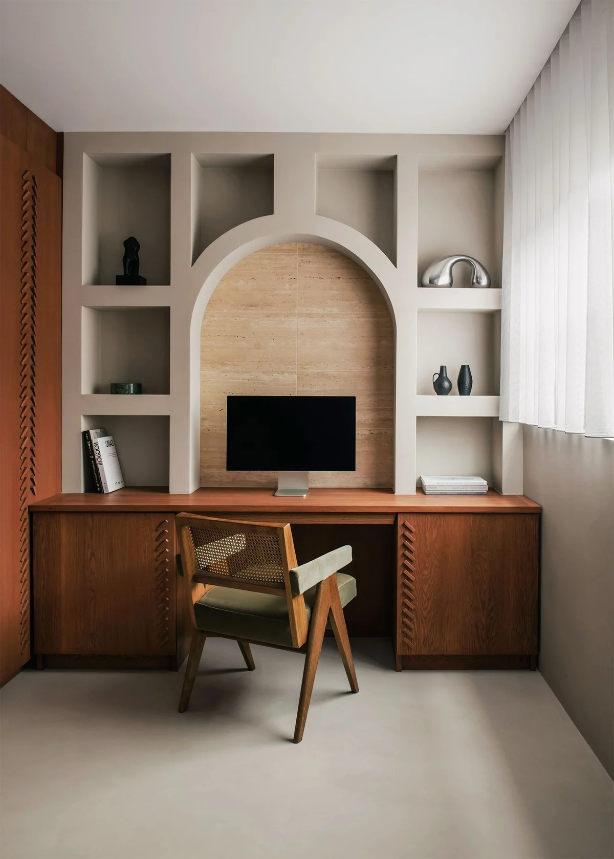 modernes Home Office mit viel Tageslicht und offene wandregale 