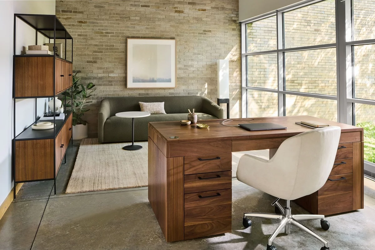 klassisches Arbeitszimmer zu Haise mit Büromöbeln aus dunklem Holz 