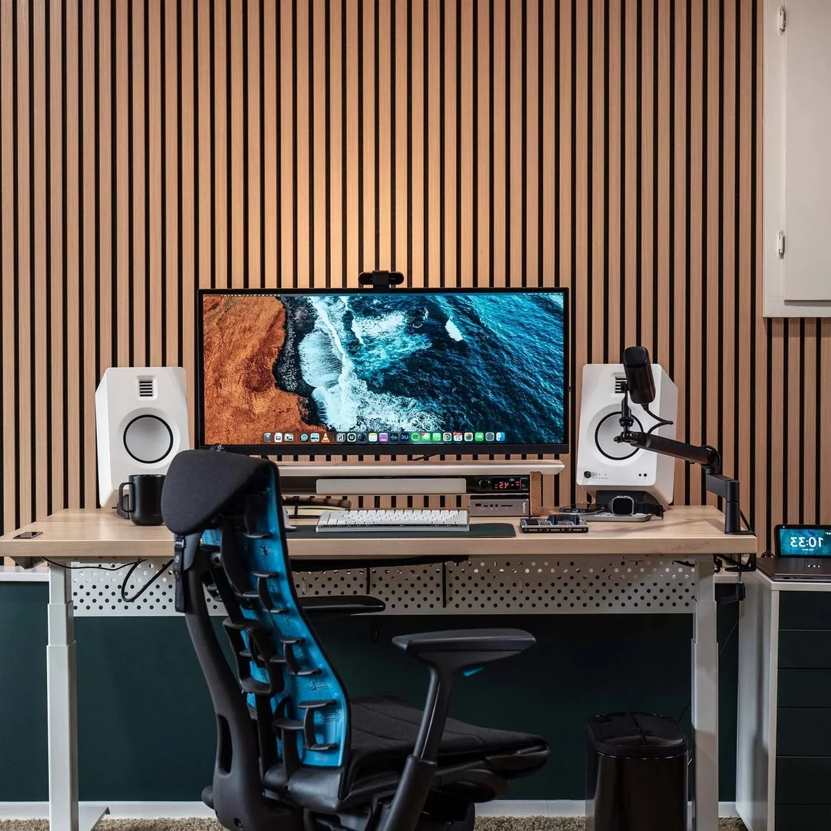 häusliches Arbeitszimmer mit High Tech Geräten ausgestattet