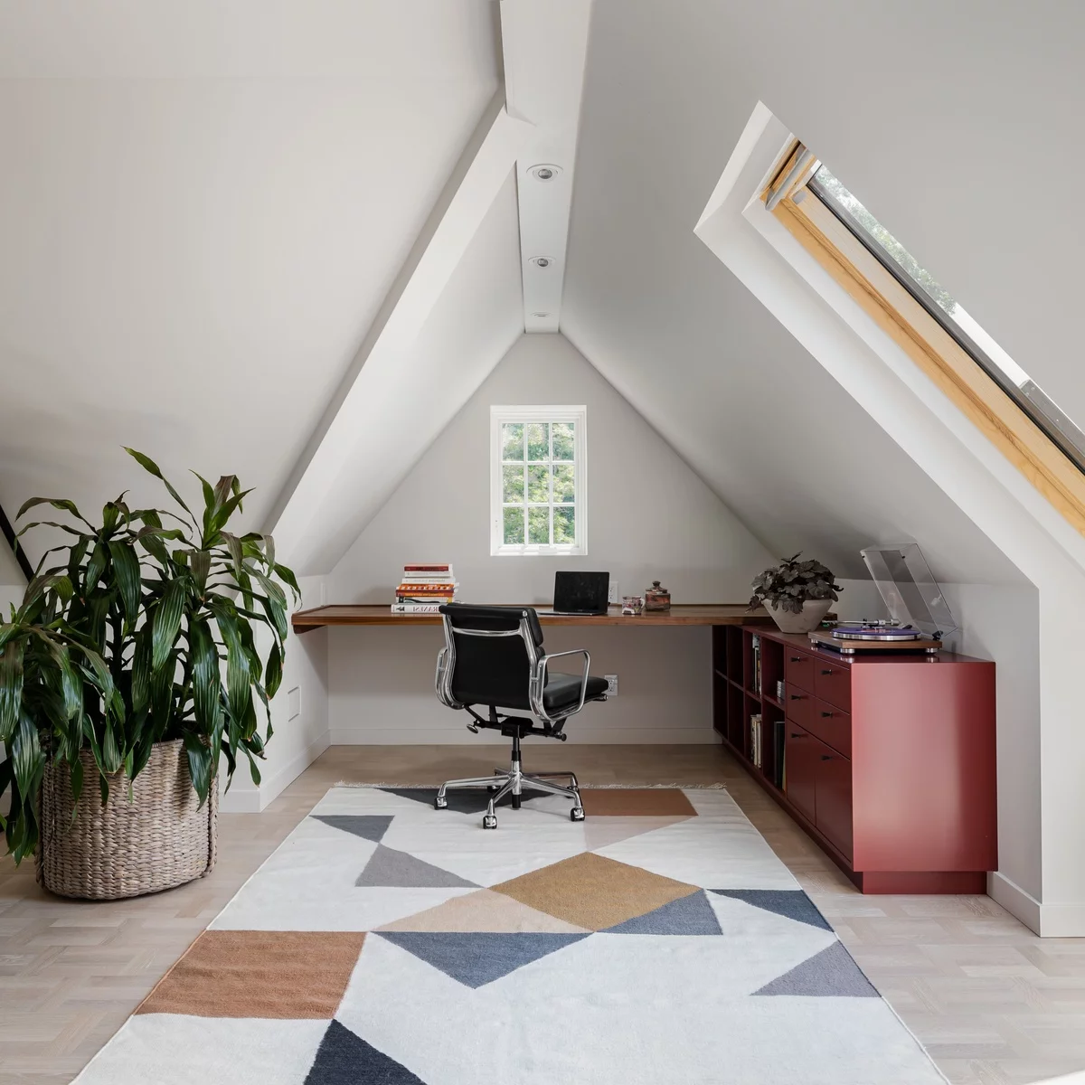 Home Office auf dem Dach - Schreibtisch unter der Schräge vor dem fenster