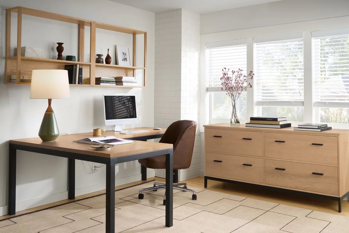 schön eingerichtetes Home Office in hellen Farben ist vom Licht durchflutet