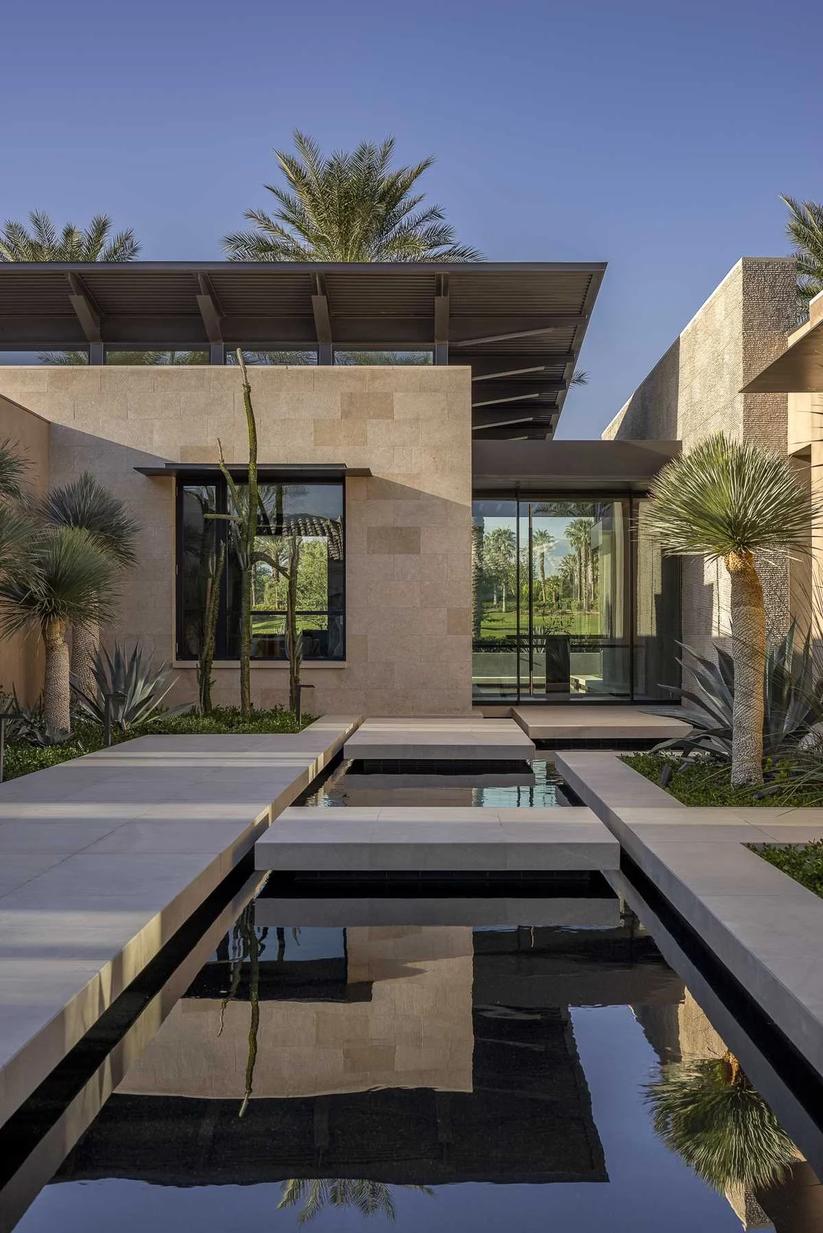 modernes Haus und Garten mit Wasserbecken - Hauseingang aus Glas