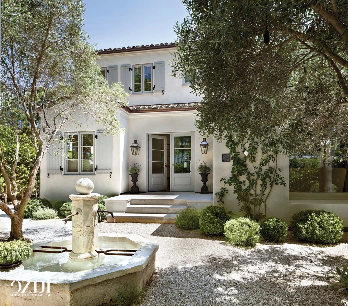 klassischen Hauseingang gestalten und schönen Garten mir Wasserbrunen vorne