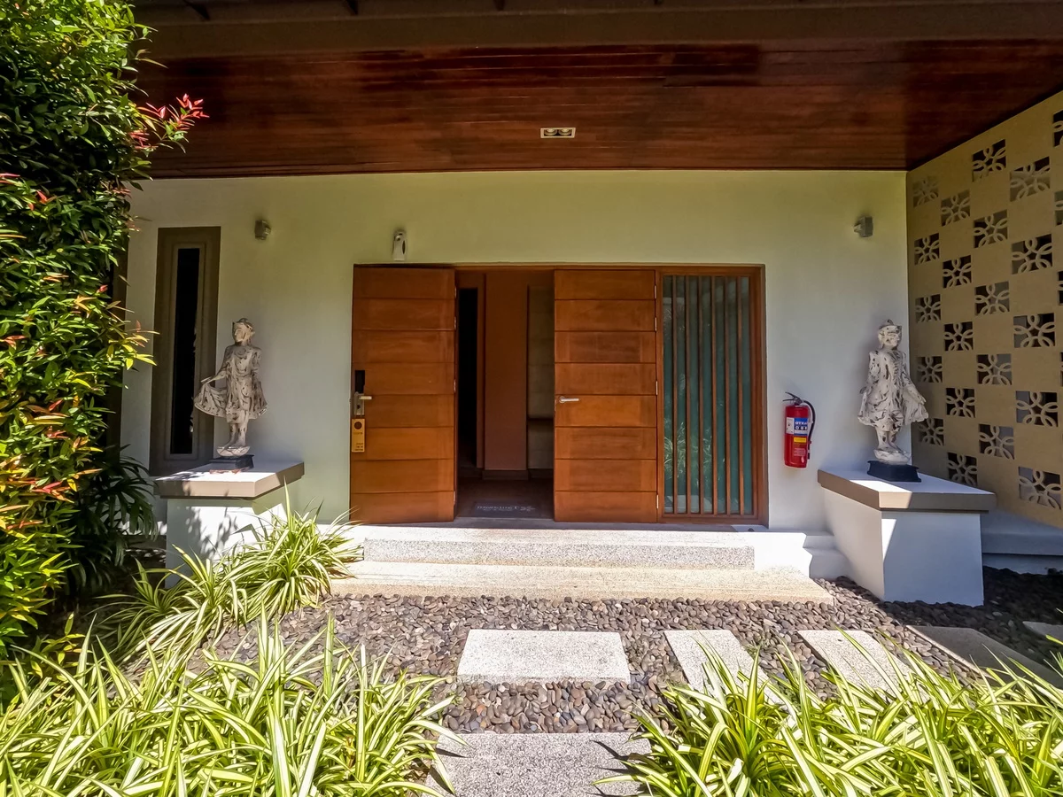 modernen Hauseingang gestalten mit Doppeltür aus Holz und Sklupturen beiderseits