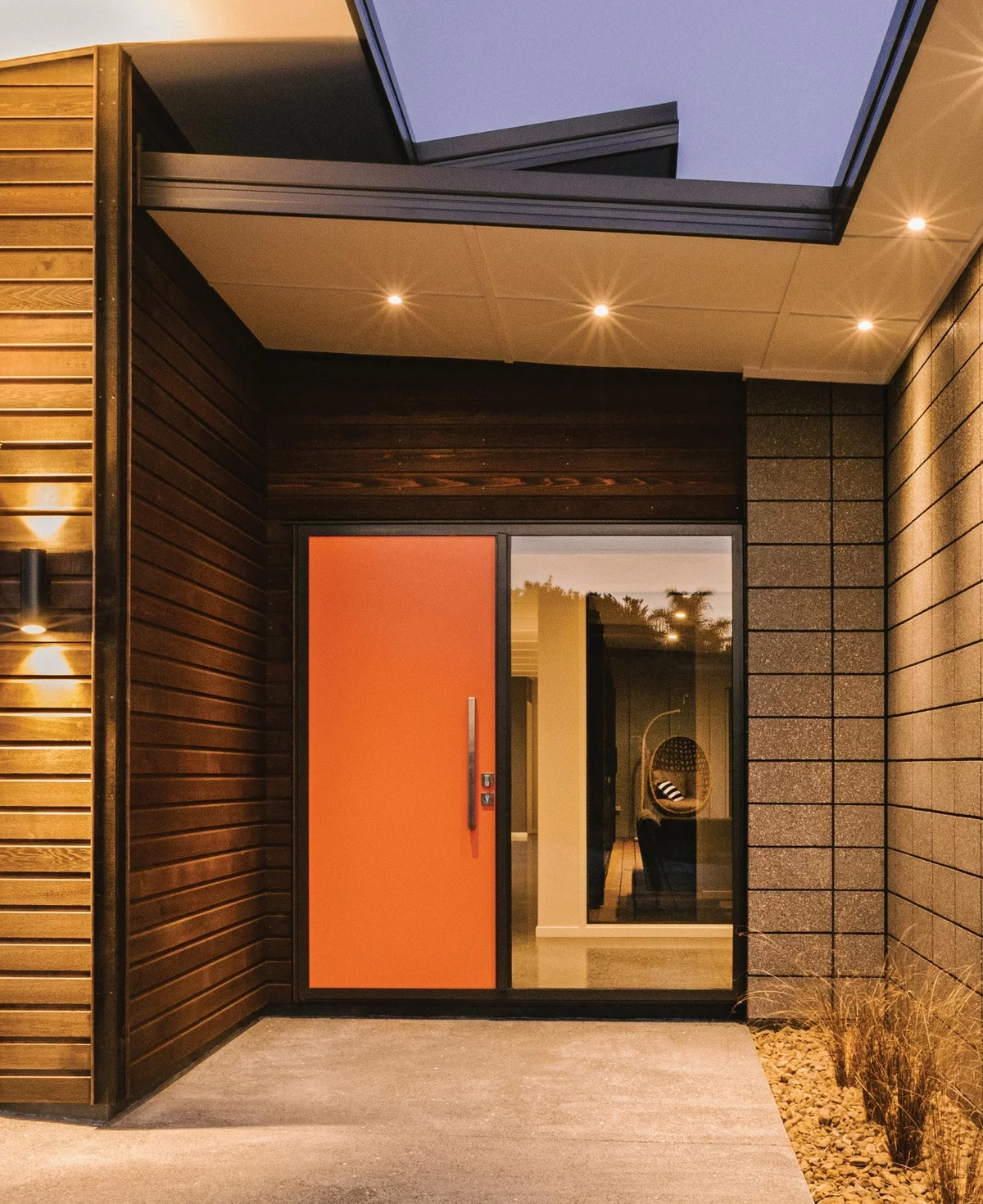 eine orangenfarbene Haustür zieht von weitem alle Blicke auf sich