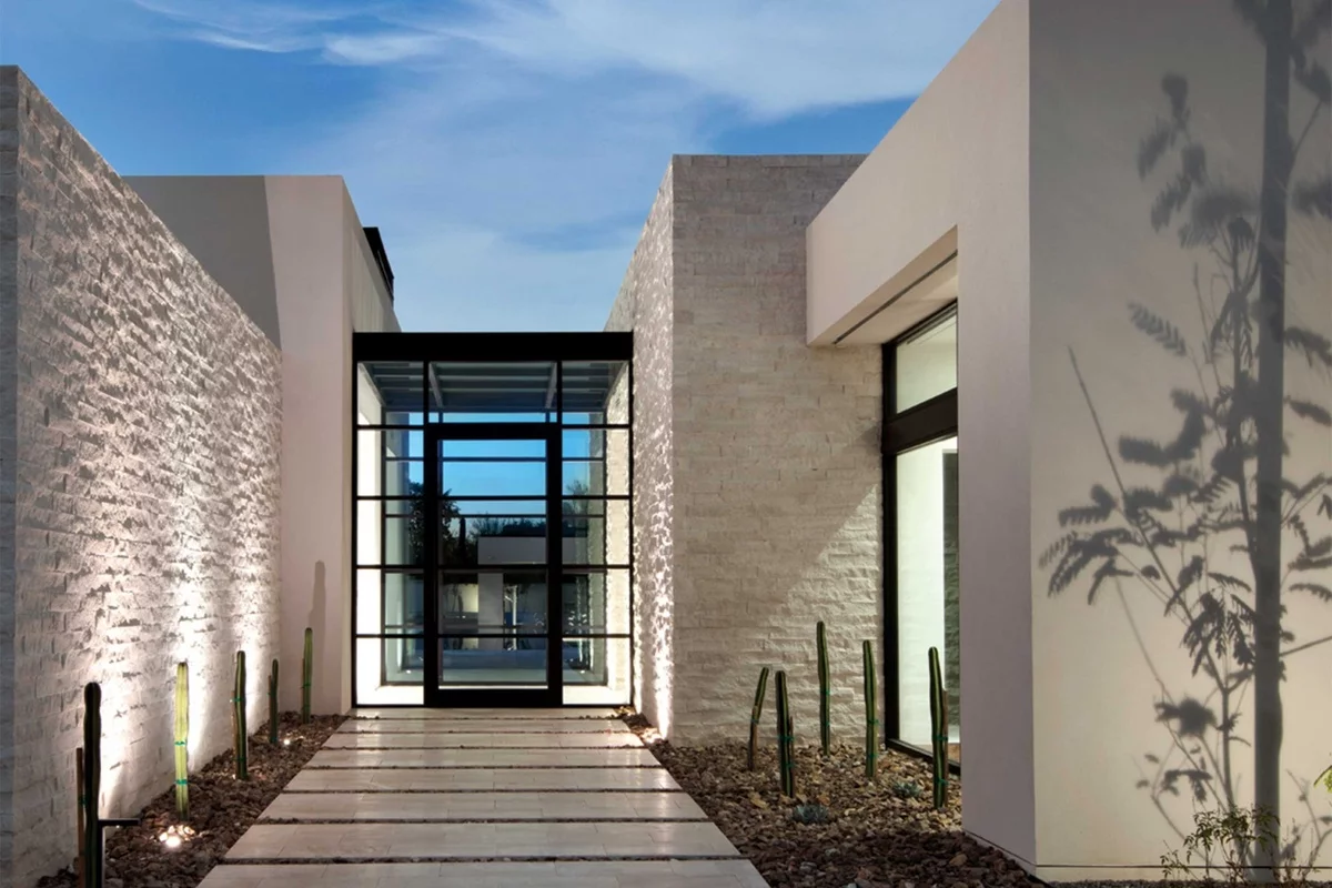 Hauseingang im modernen Stil gestaltet mit guter Beleuchtung beiderseits des Weges