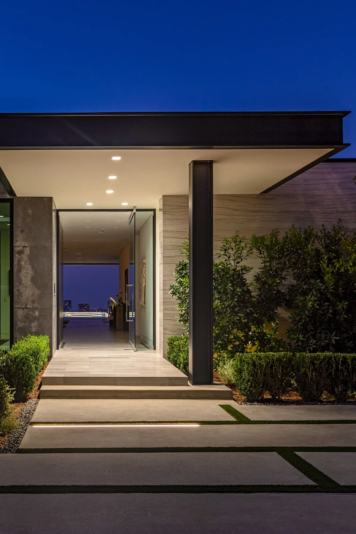 Willkommen! Die Haustür ist offen und der Hauseingang ist gut beleuchtet