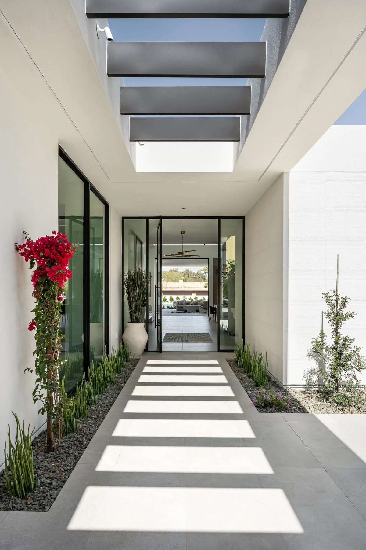 stilvoller Hauseingang im modernen Haus aus Beton und Glas