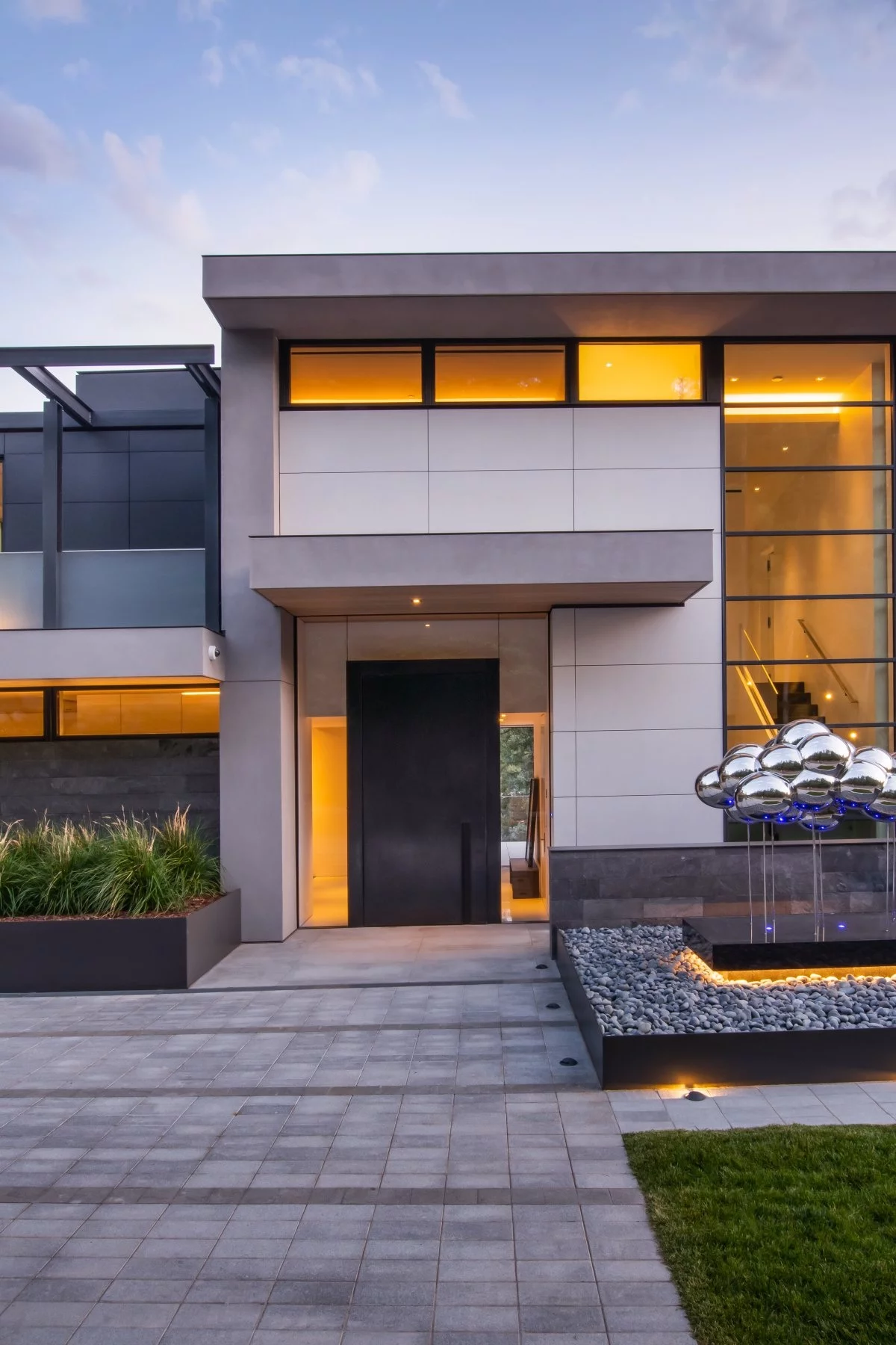 ein Farbspiel zwischen Licht und schwarz und grau