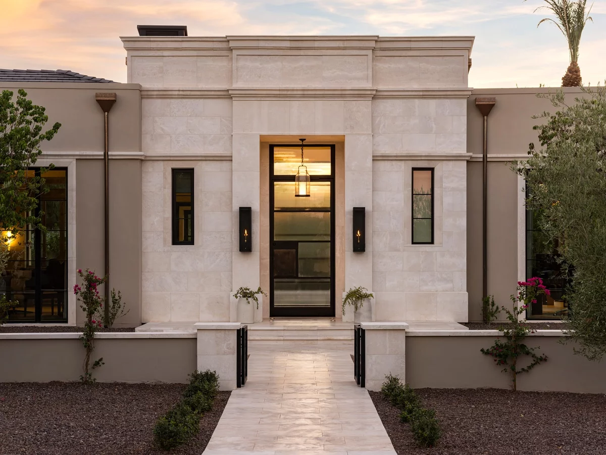 modernen Hauseingang gestalten - glatter Weg zum Haus und gute Beleuchtung