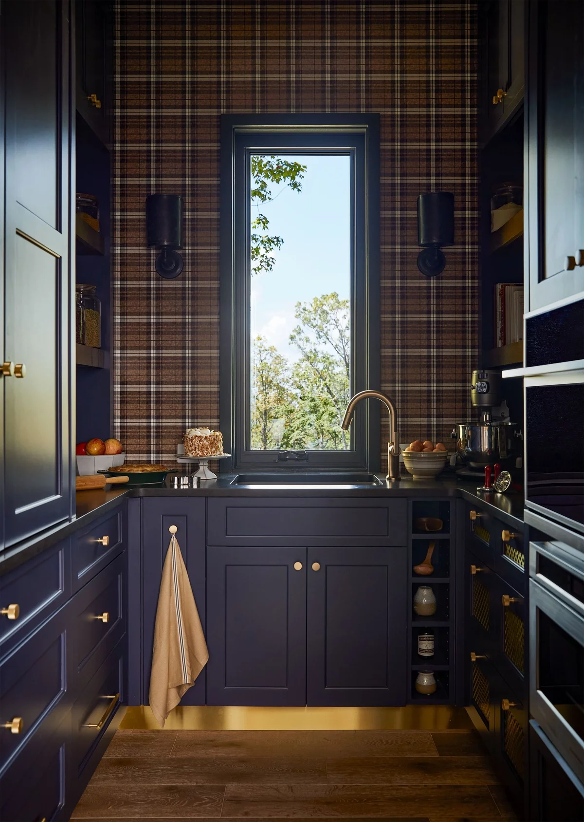 kleine Küche - dunkelblaue Schränke und schmales Fenster 