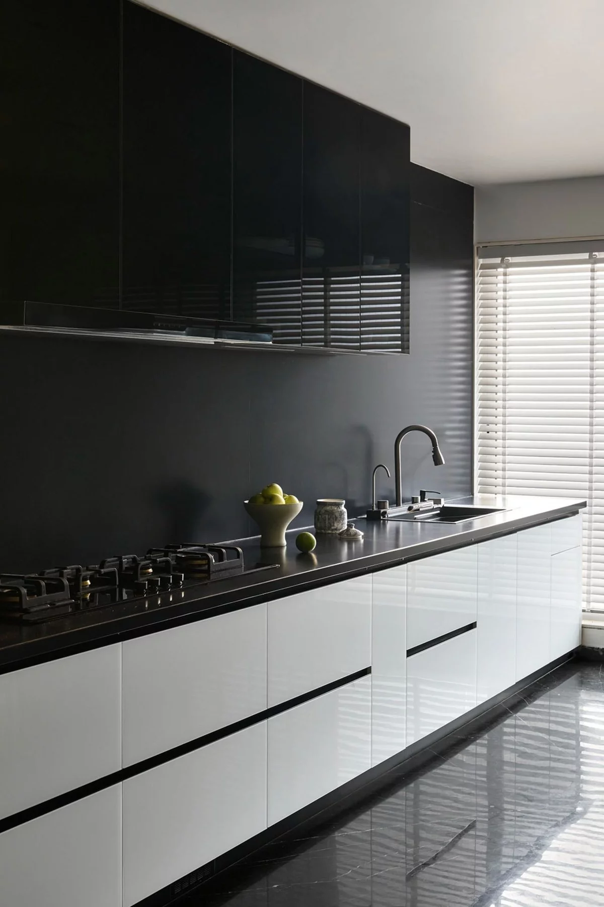 modernes Küchendesign im minimalistischen Stil in Grau und Schwarz 