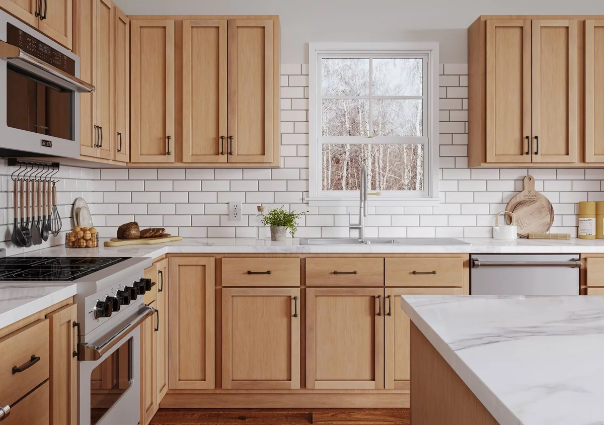 renovierte Küche - weiße Ziegelwand und Küchenschränke aus hellem Holz 