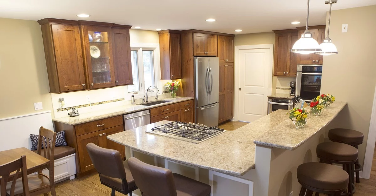 schönes Küchendesign - Küchenschränke aus Naturholz und moderne L-förmige Kücheninsel 