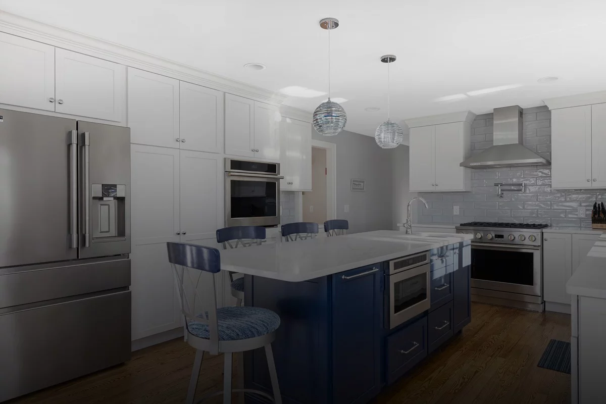 klassisches Küchendesign in Weiß, Grau und Dunkelblau mit Kücheninsel 