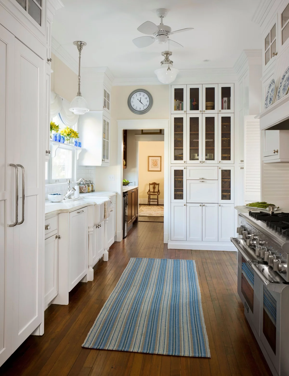 schmale lange Küche in Weiß - rechts moderne Küchengeräte 