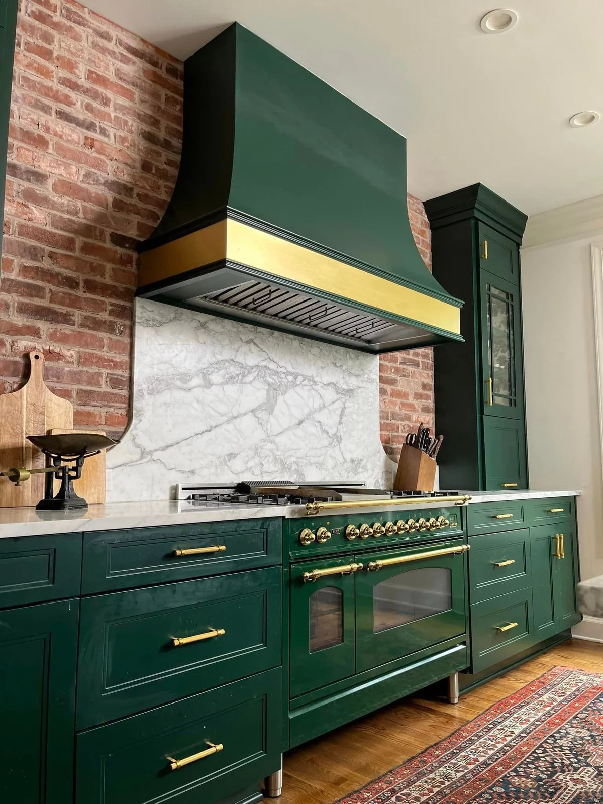 klassisches Küchendesign in Smaragdgrün - Ziegelwand und Dunstabzugshaube
