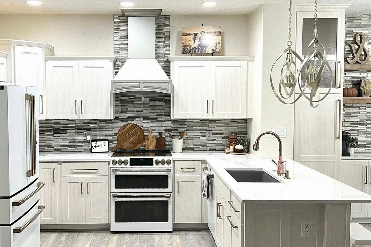 interessantes Küchendesign - Rückwand als Hingucker und weiße Küchenschränke