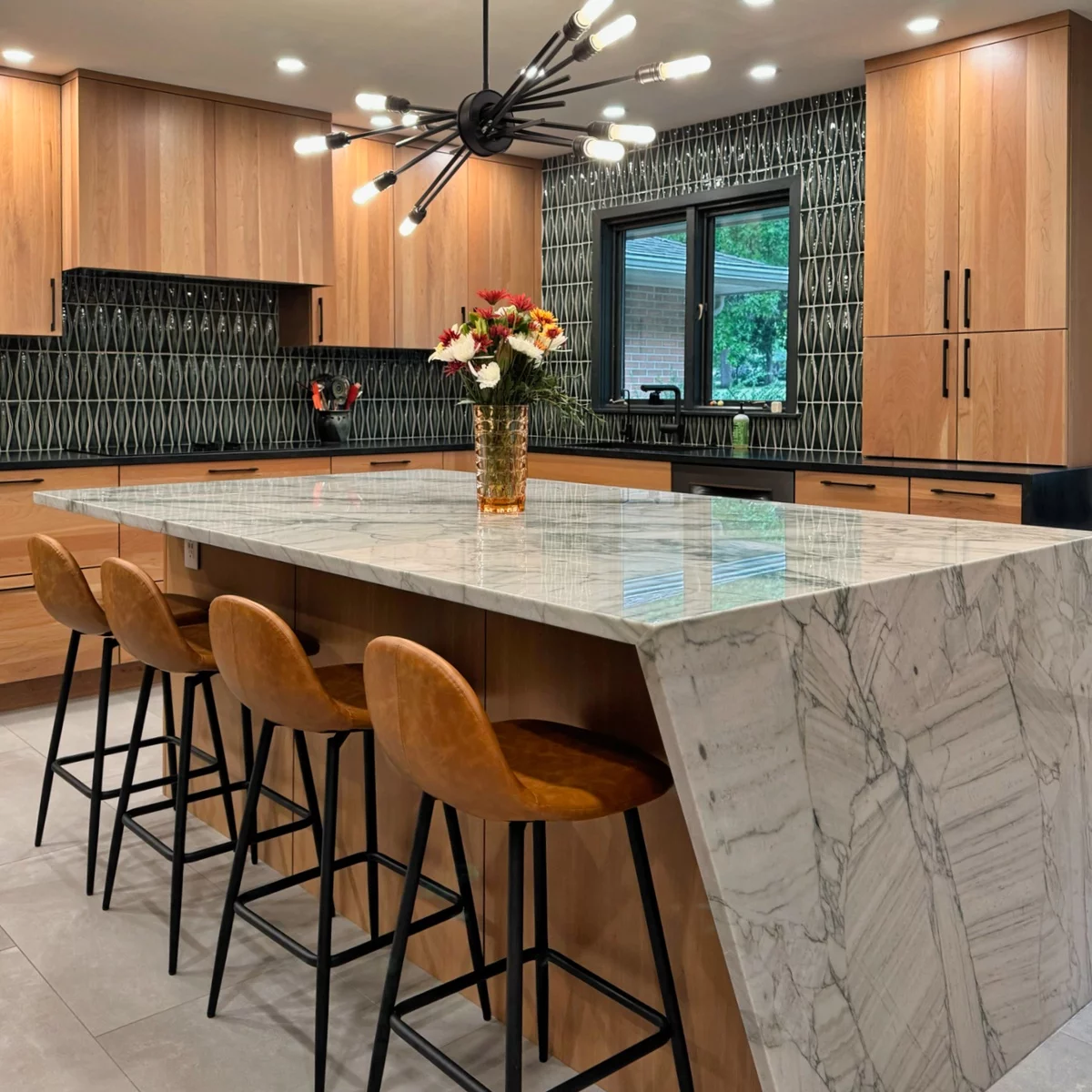 elegante Küche mit Kücheninsel aus Holz mit grauer Marmorplatte