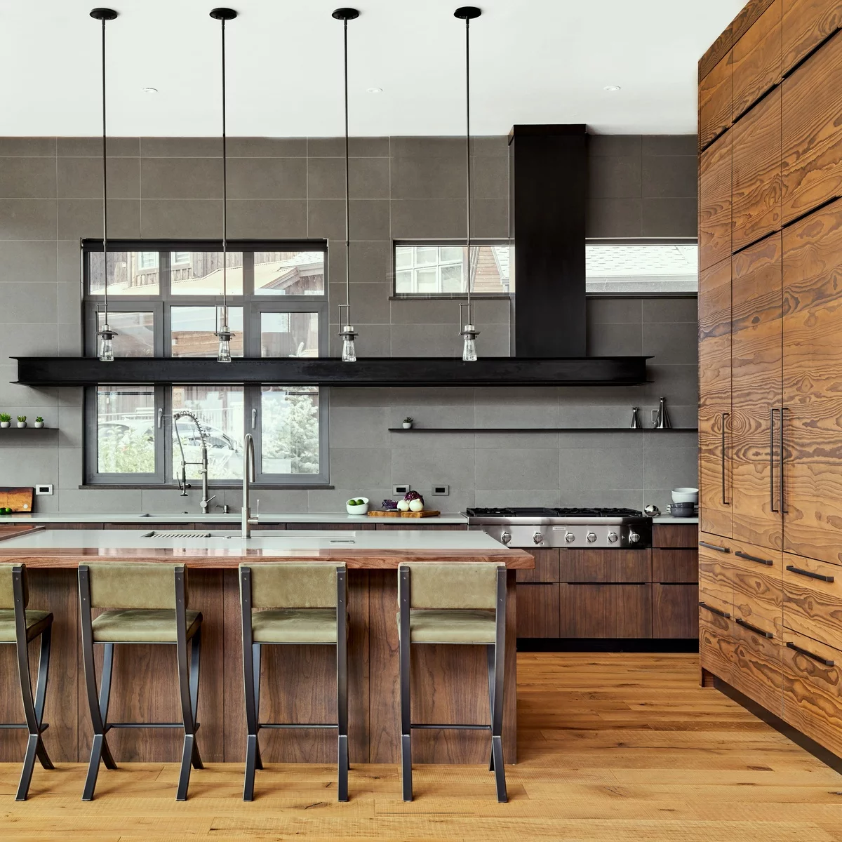 renovierte Küche in Grau mit Holzschränken und Kücheninsel 