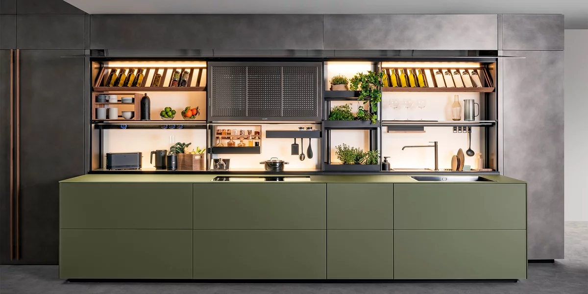 Küchenzeile in Grün mit gekonnt beleuchteten Küchenregalen 