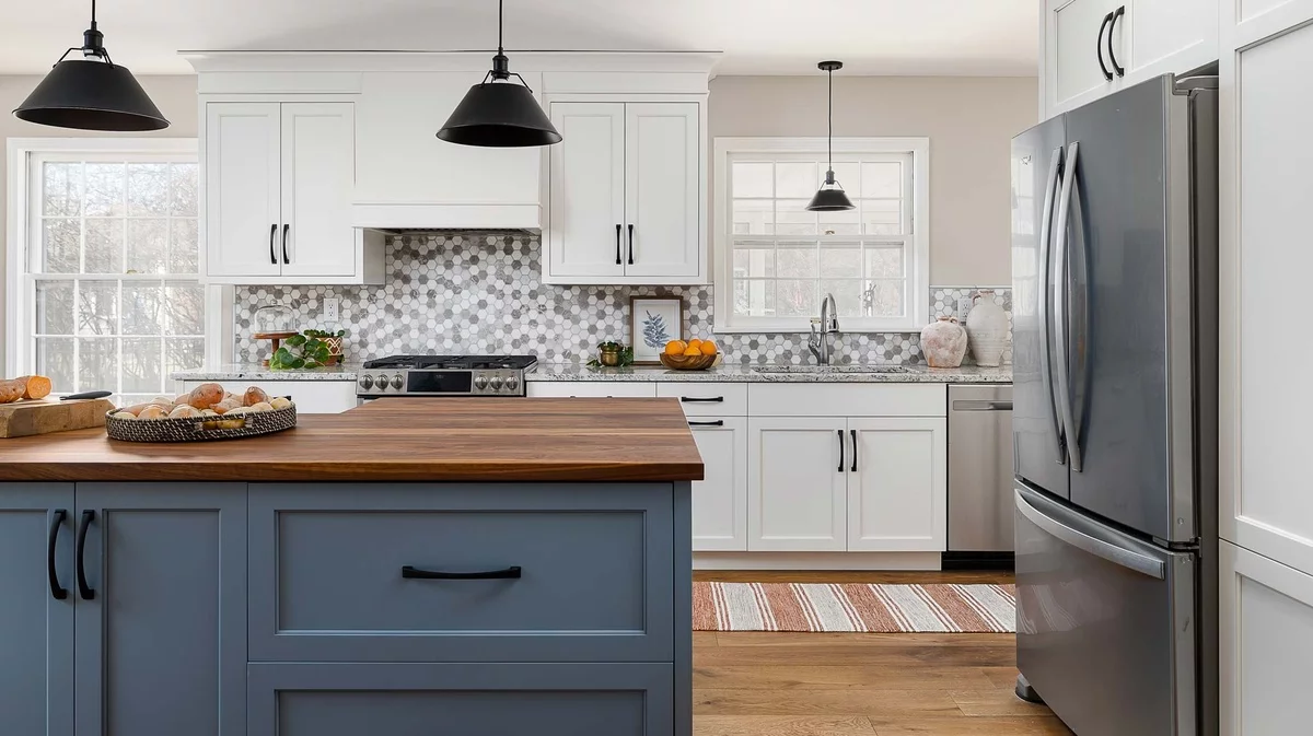 moderne Küche mit weißen Schränken und Kücheninsel mit Holzplatte