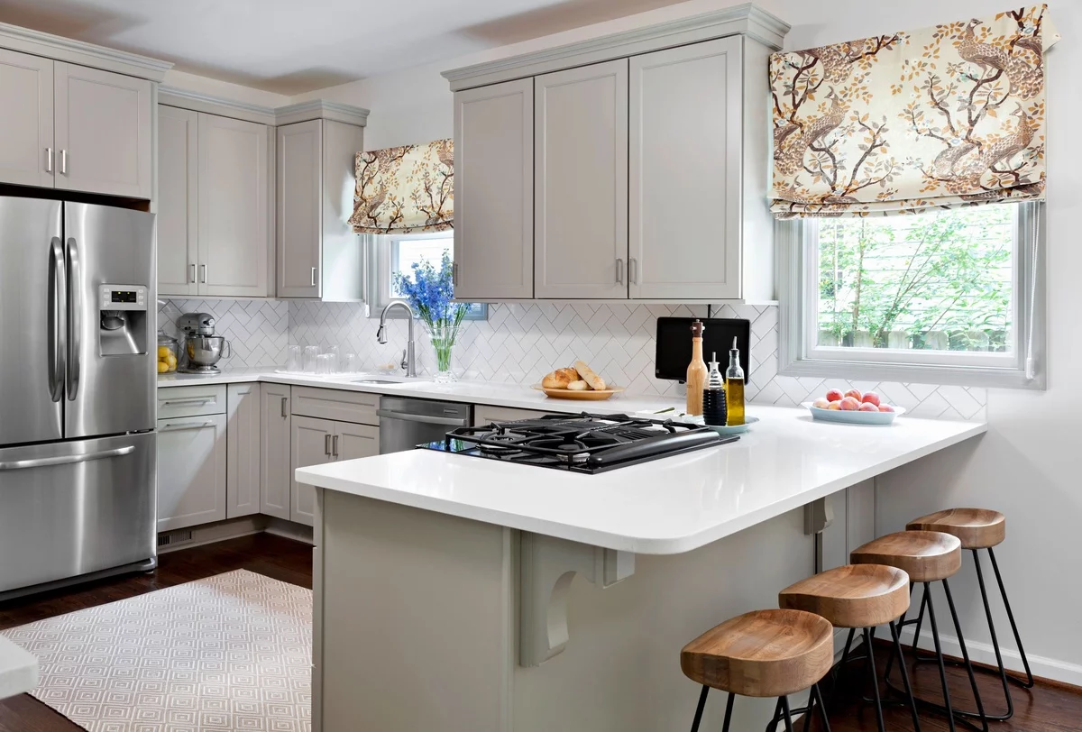 einfaches Küchendesign in Grau mit Kücheninsel und Holzhockern