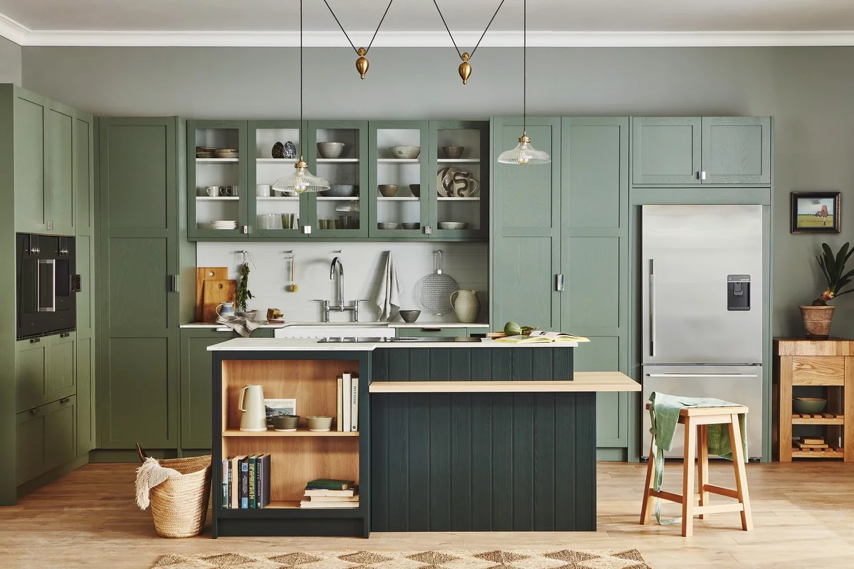 grünes Küchendesign mit schwarzer Insel in der Mitte