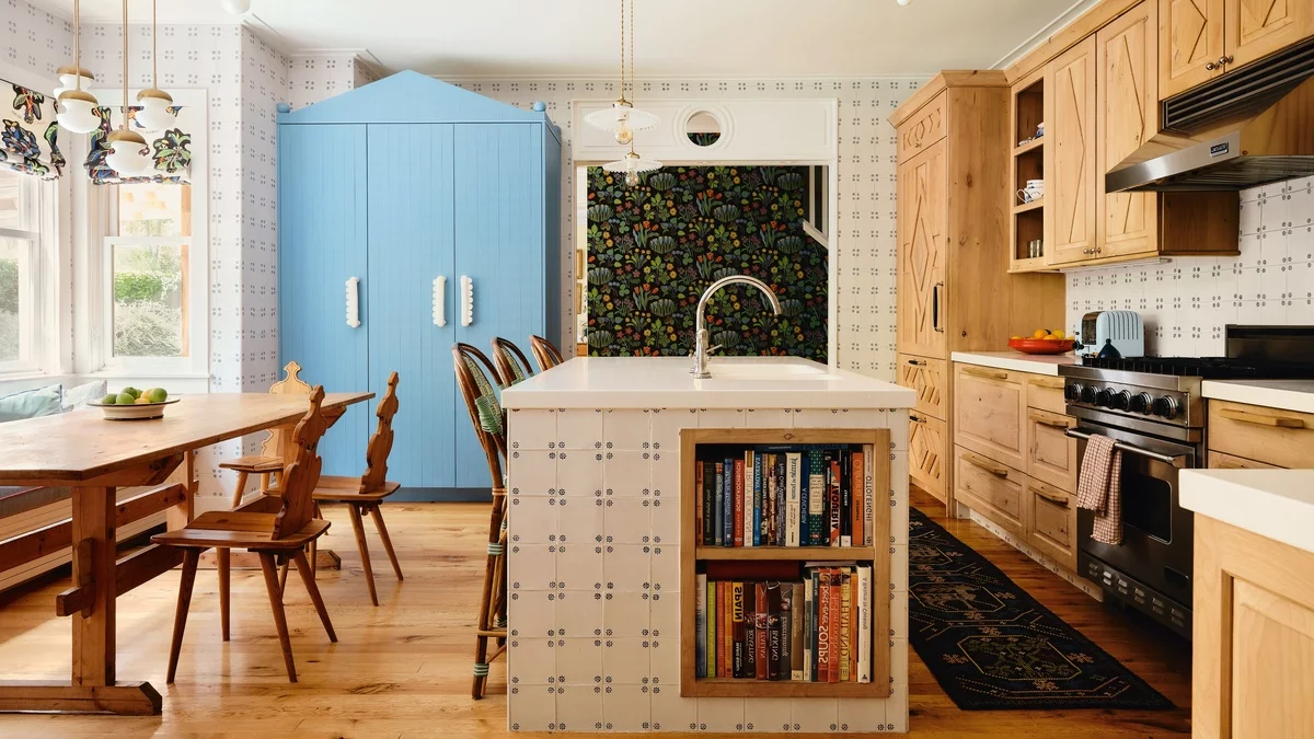 bunte Küche - Kombination aus unterschiedlichen Stilen mit Kpcheninsel und Essecke