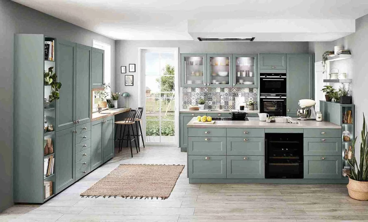 modernes Küchendesign in graublau, weiter Raum, viel Tageslicht 