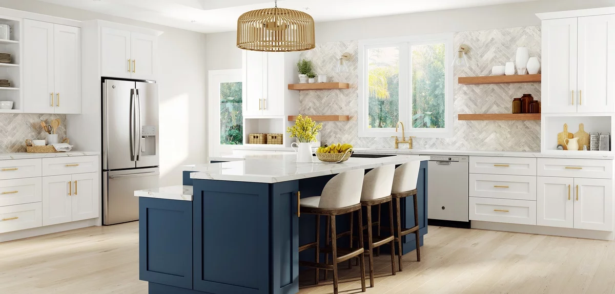 große Kücheninsel im Zentrum der Küche - blau mit Platte aus weißem Marmor