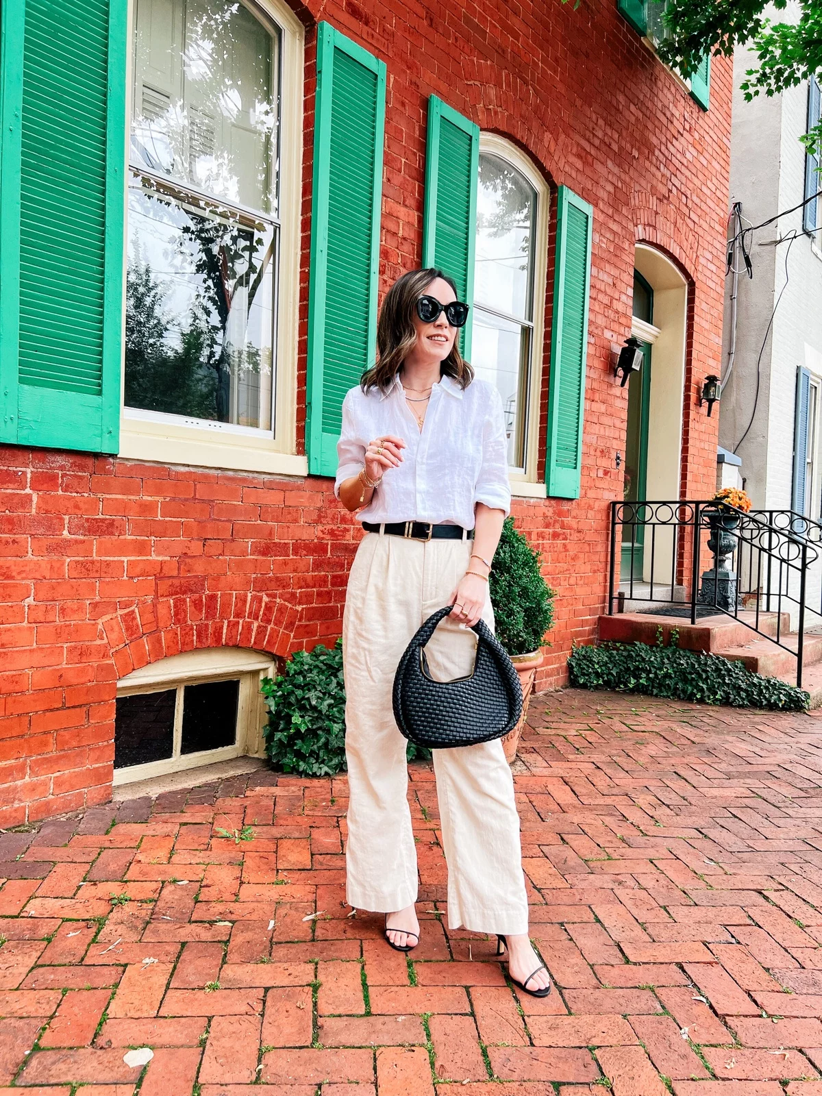 schickes Leinenhose Outfit mit weiter weißer Bluse mit Gürtel 