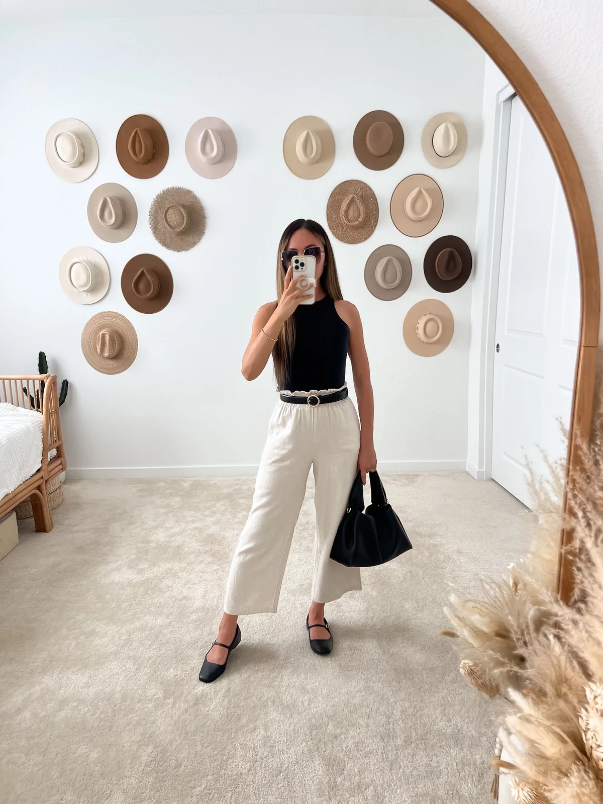 Kontrast in Weiß und Schwarz - weiße Leinenhose und schwarze Tasche und schwarzes Oberteil