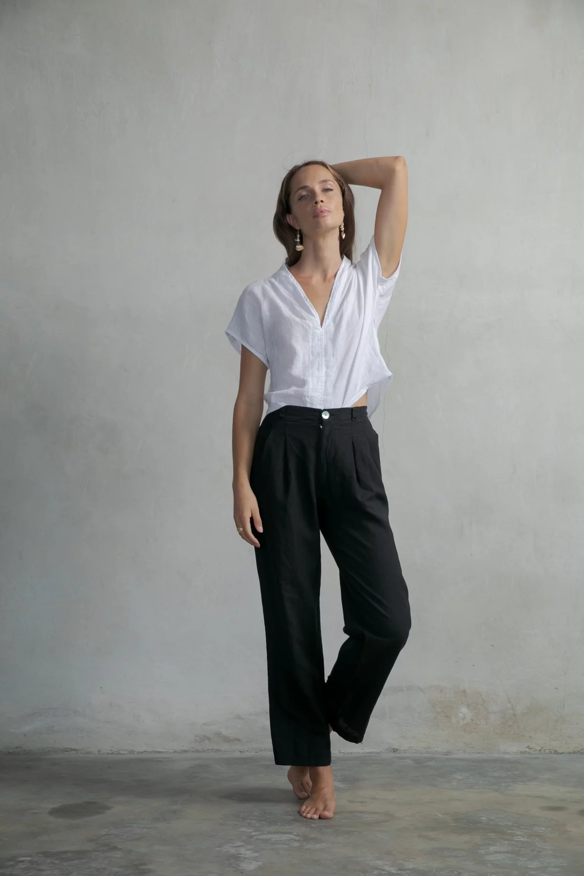 schwarze Leinenhose mit weißer Bluse kombiniert - perfektes Outfit für den Sommer