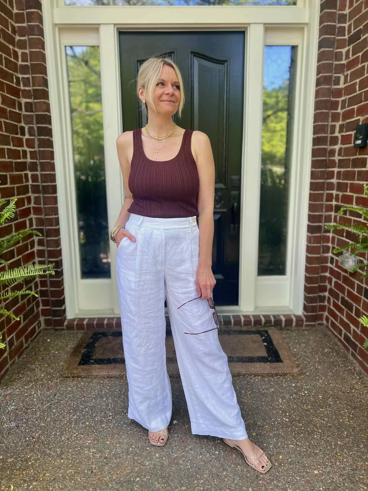 weiße Leinenhose kombiniert mit lila Oberteil