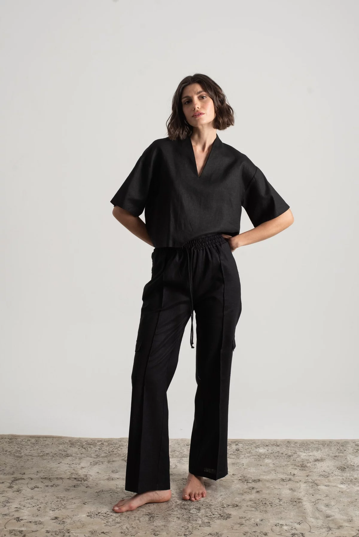 junge Frau trägt ein Leinenhose Outfit ganz in Schwarz 