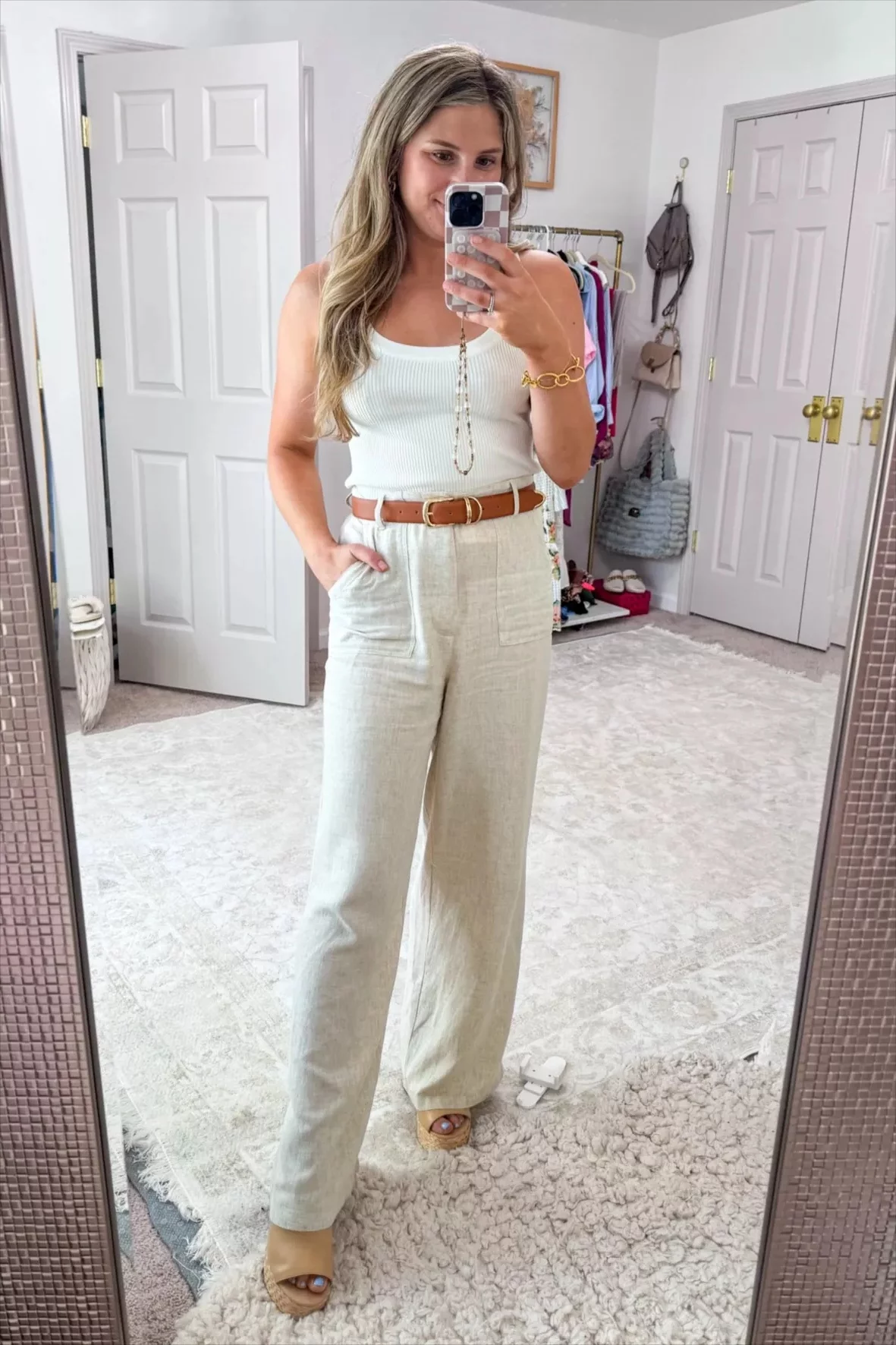 ein Leinenhose Outfit lässt jede Frau elegant aussehen