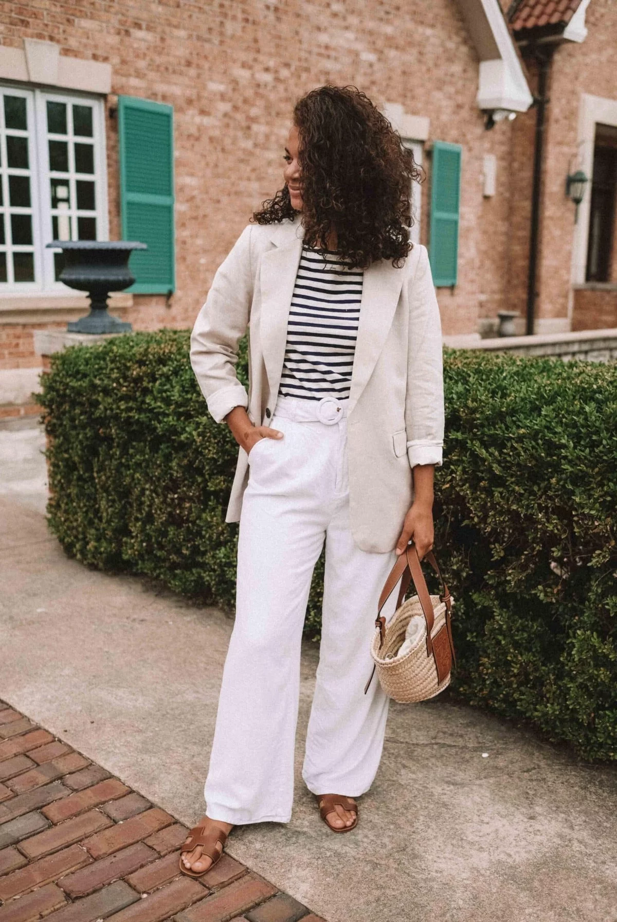 Das Sommer-Feeling ist da mit einem weißen Leinenhose Outfit 