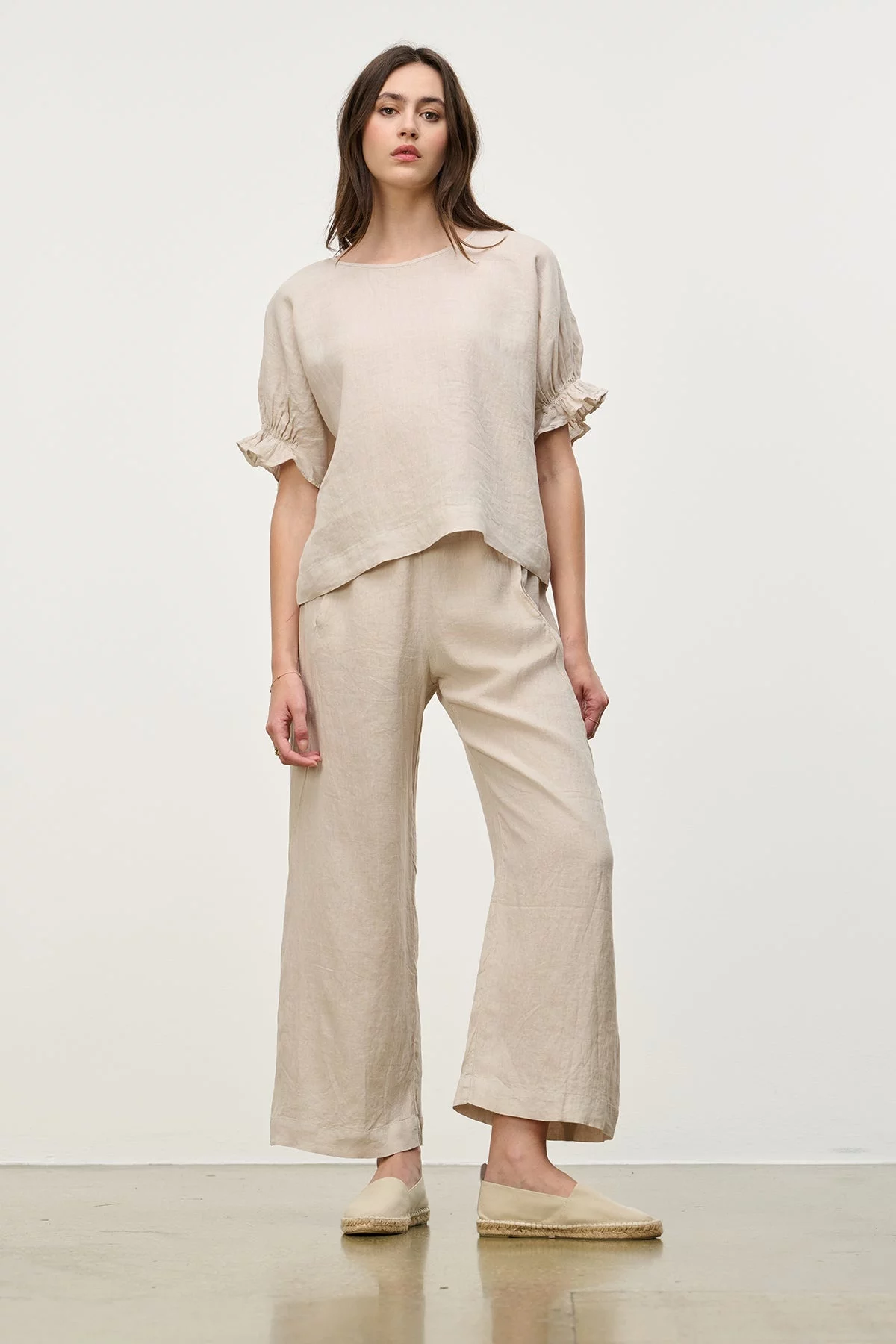 ein beigefarbenes Outfit aus Leinenhose und Bluse