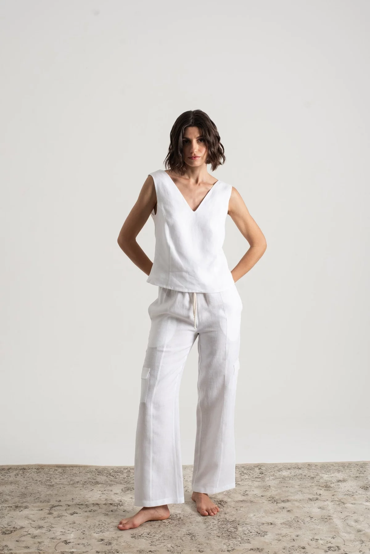 ein Leinenhose Outfit ganz in Weiß für die heißen Sommermonate